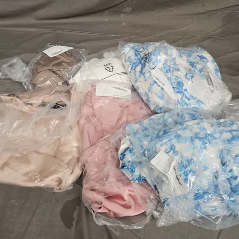APPROXIMATELY 20 ASSORTED CLOTHING ITEMS IN VARIOUS STYLES AND SIZES 