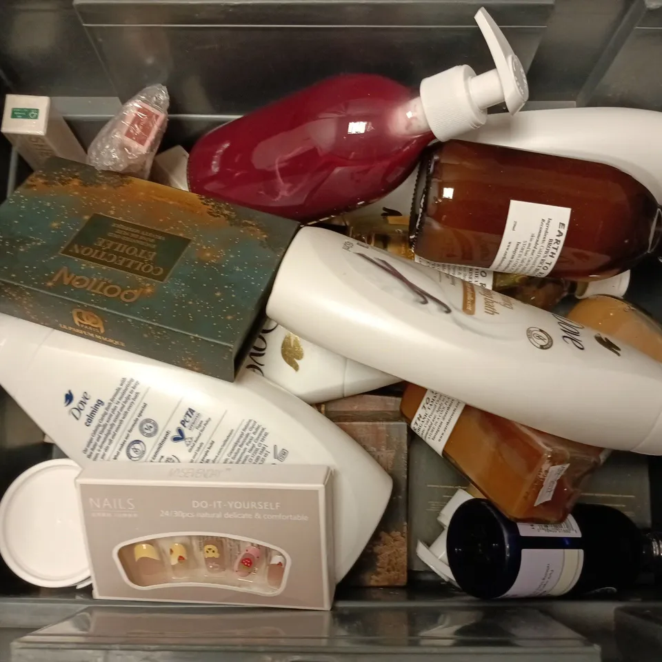 APPROXIMATELY 15 ASSORTED COSMETICS ITEMS TO INCLUDE DOVE CALMING CARING BATH, EPADERM CREAM, POTION PARIS DISCOVERY SAMPLE SET, ETC