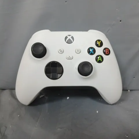 XBOX SERIES X CONSOLE CONTROLLER IN WHITE