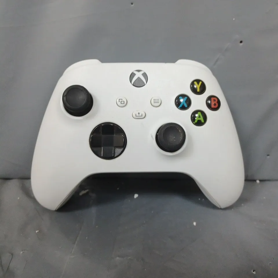 XBOX SERIES X CONSOLE CONTROLLER IN WHITE
