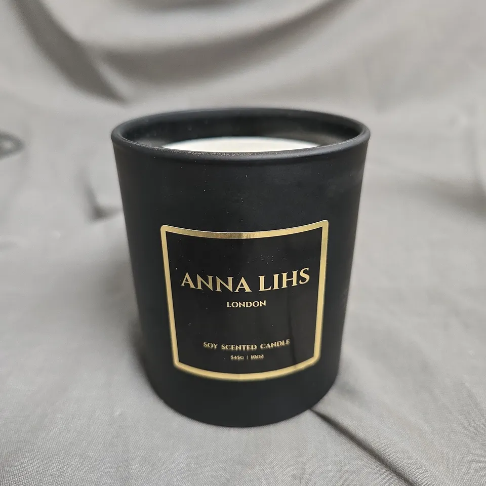 TOTE OF APPROXIMATELY 7 ASSORTED CANDLES TO INCLUDE: ANNA LIHS AND VANILLA CANDLE
