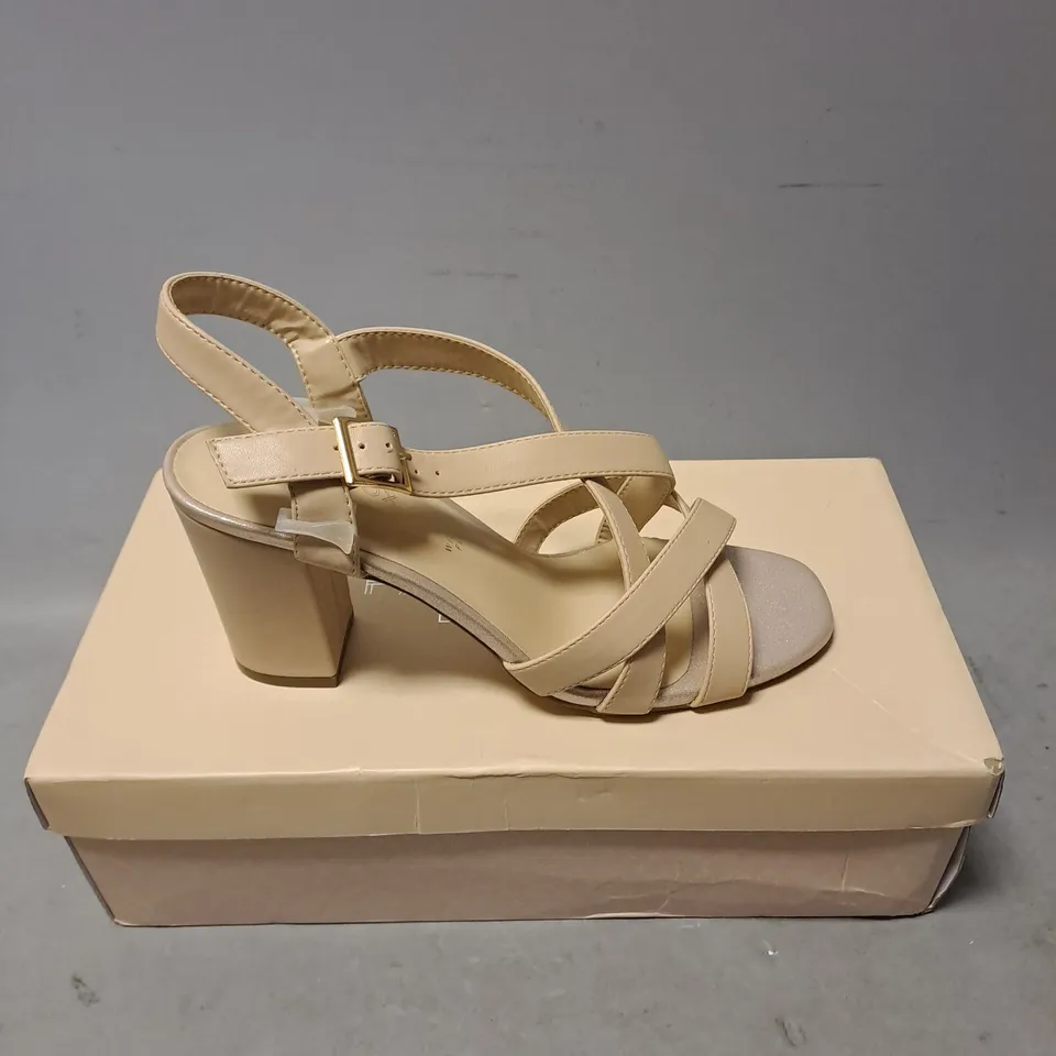 BOXED PAIR OF PARADOX HILDE WIDE FIT FAUX LEATHER HEELS IN NUDE SIZE 6