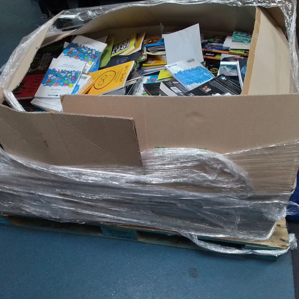 PALLET OF ASSORTED FICTION AND NON FICTION BOOKS TO INCLUDE: THE GROWTH TOOLKIT, FORTNITE ANNUAL 2022, FUNCTIONS OF WATER, THE CROW, SILENCE JS VENIT, BROWN SUIT AGATHA CHRISTIE ETC