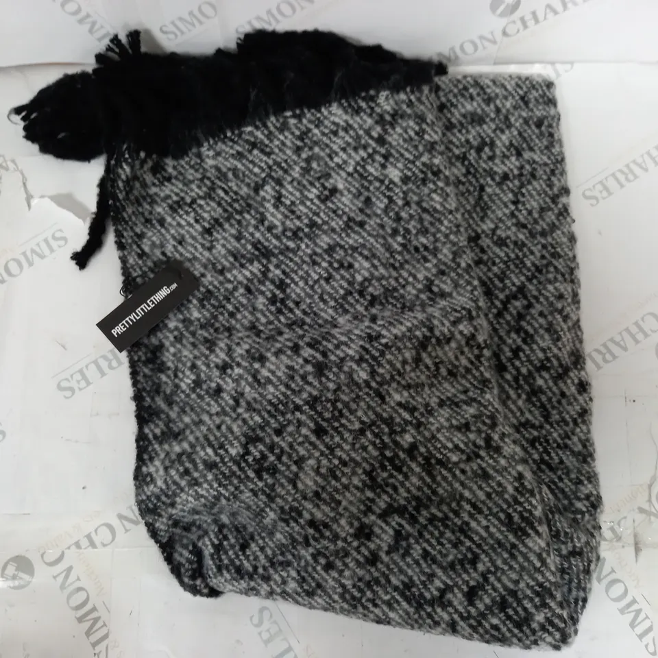 PRETTYLITTLETHING SUPER SOFT MINI BLANKET SCARF 