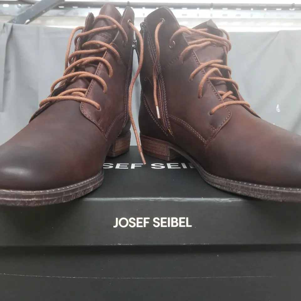 BOXED PAIR OF JOSEF SEIBEL SHOES IN CAMEL BROWN EU SIZE 42