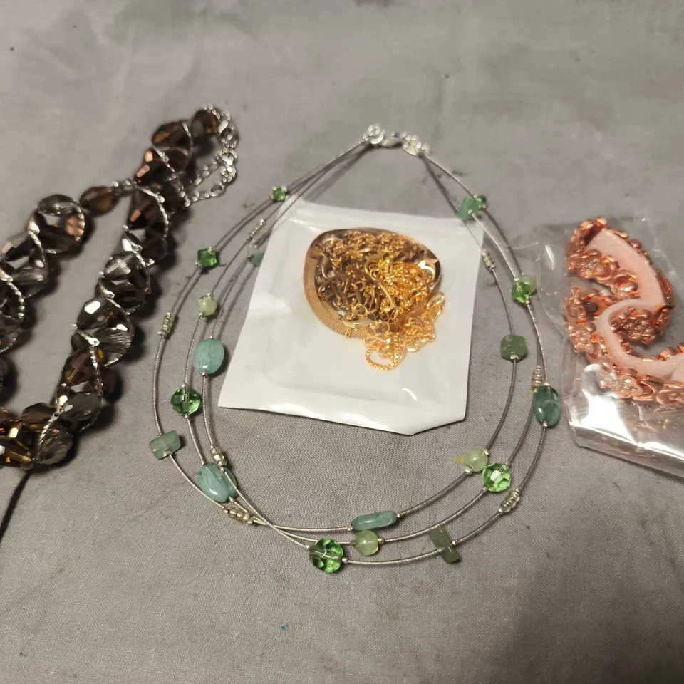 APPROXIMATELY 20 ASSORTED JEWELLERY ITEMS IN VARIOUS STYLES