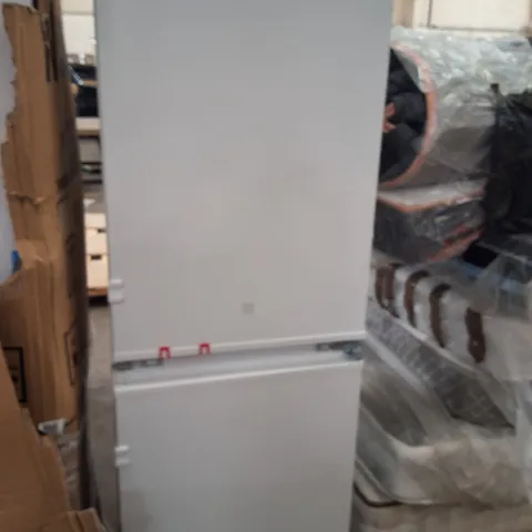 FRIDGE FREEZER