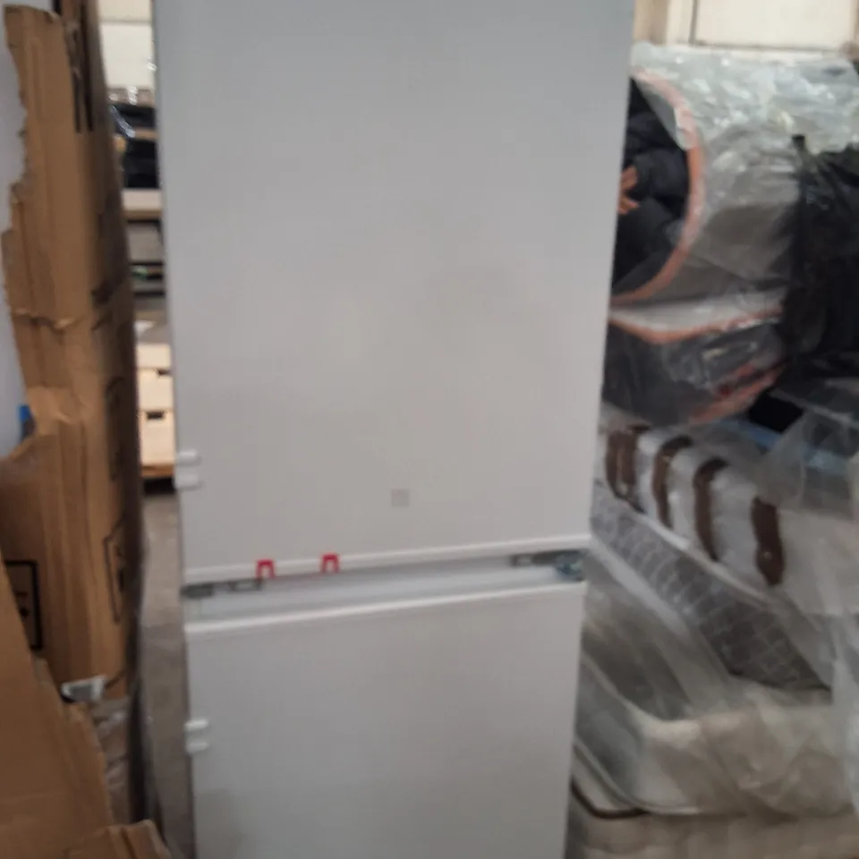 FRIDGE FREEZER