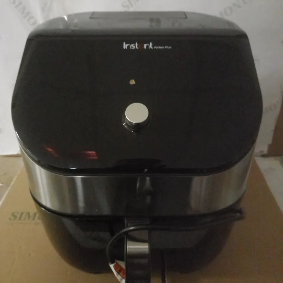 INSTANT VORTEX PLUS WITH CLEARCOOK DIGITAL HEALTH AIR FRYER