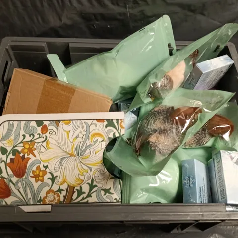 APPROXIMATELY 10 ASSORTED HOUSEHOLD ITEMS