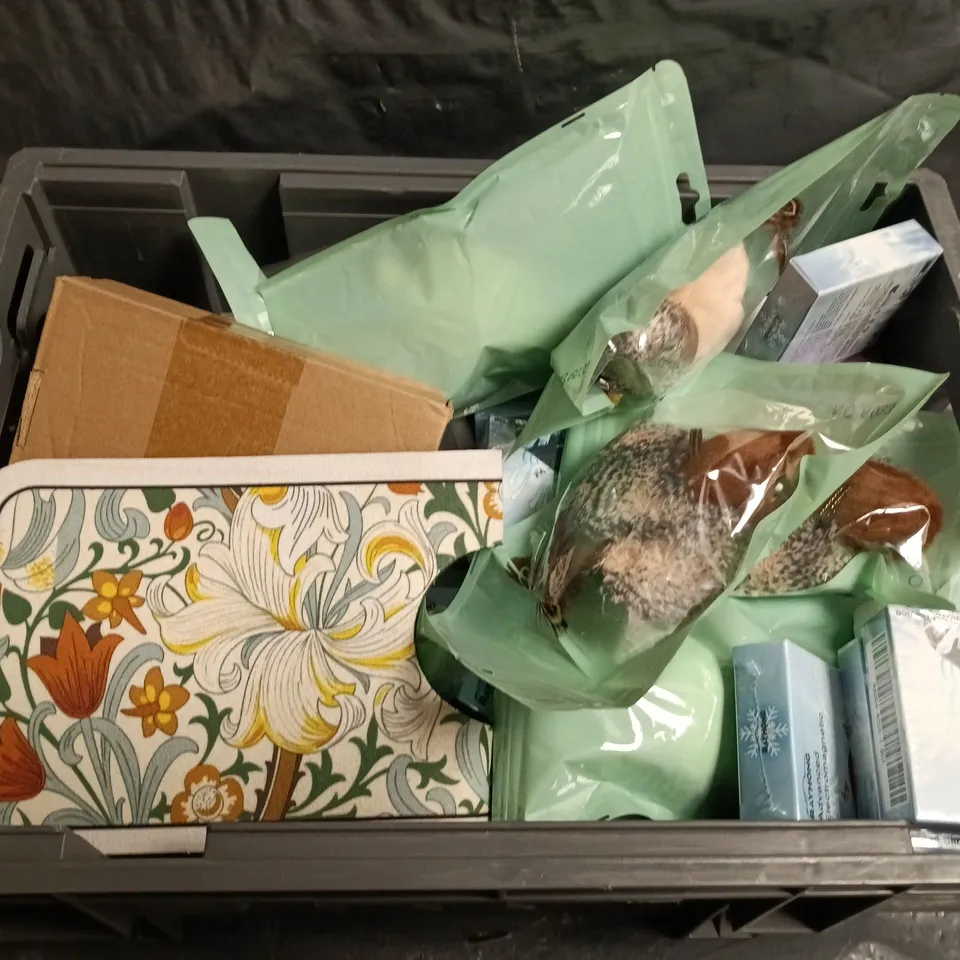 APPROXIMATELY 10 ASSORTED HOUSEHOLD ITEMS