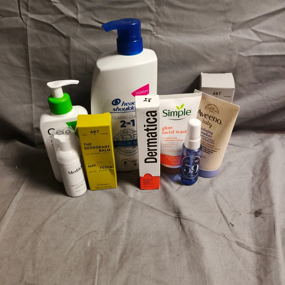 APPROXIMATEY 20 ASSORTED HEALTH AND BEAUTY PRODUCTS TO INCLUDE - MEDIK8 GENTLE CLEANSE - CERAVE HYDRATING CLEANSER - SIMPLE GLOW FACIAL WASH - ETC