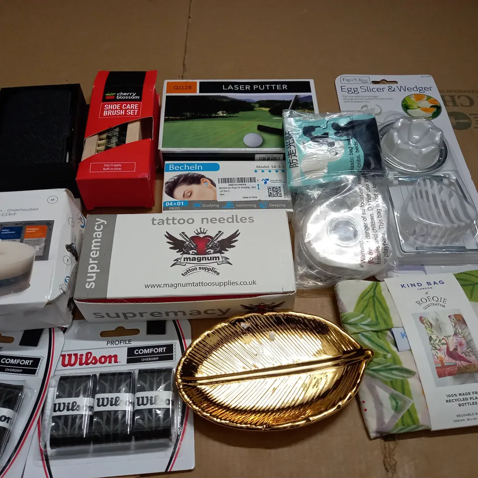 LOT OF ASSORTED HOUSEHOLD ITEMS TO INCLUDE LASER PUTTER, RFID WALLET AND EAR PLUGS