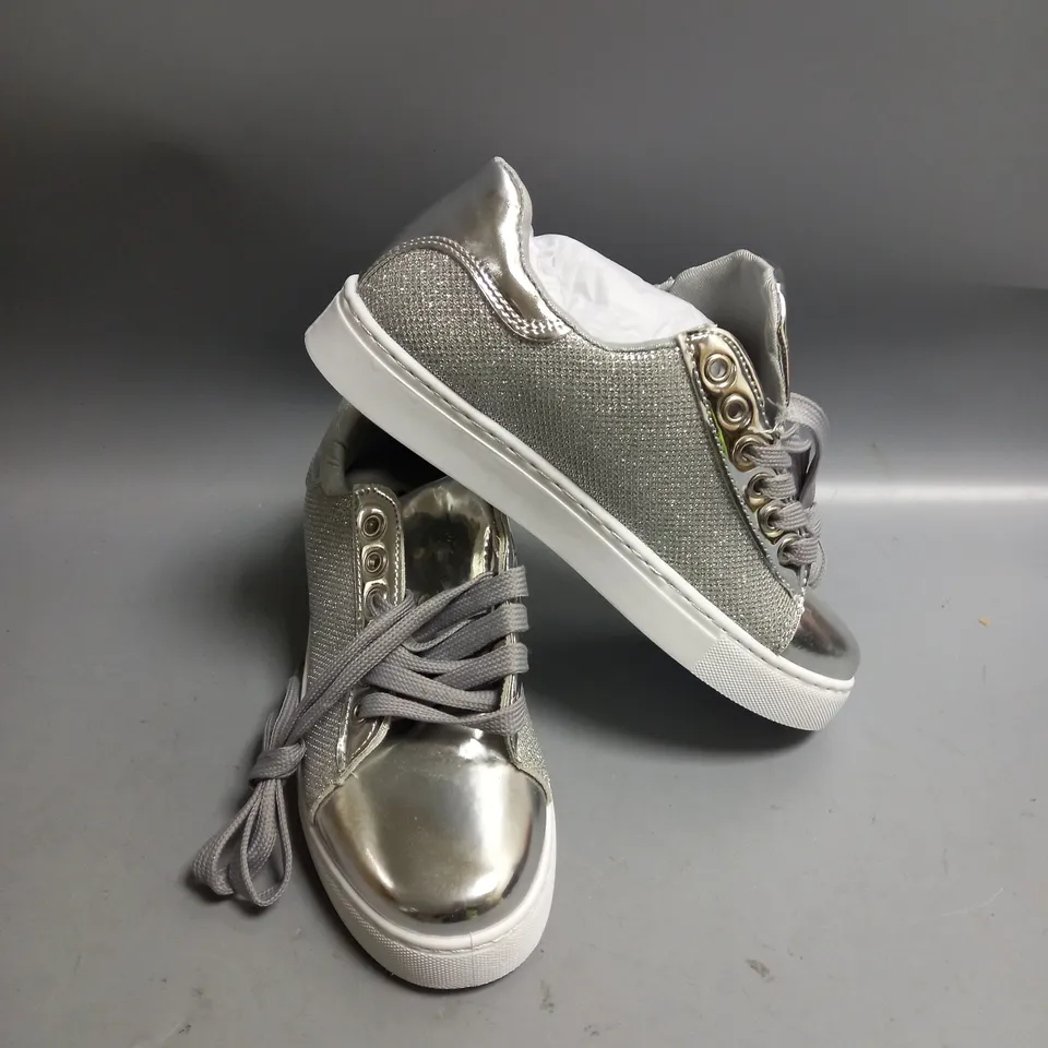 LADIES GLOSSY SILVER WITH GLITTER DETAIL TRAINERS SIZE 38