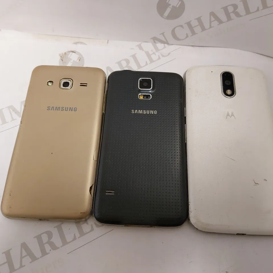 LOT OF 3 ITEMS INCLUDING 2 SAMSUNG SMARTPHONES, MOTOROLA SMARTPHONE