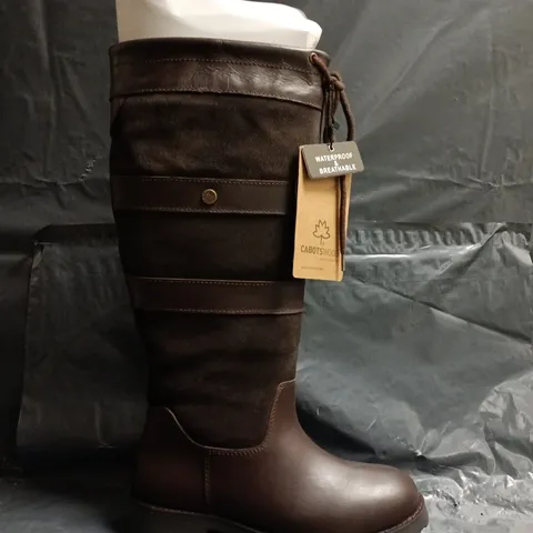 BOXED PAIR OF CABOTSWOOD AMBERLEY 2 COUNTRY BOOTS IN OAK/CHOCOLATE SIZE EU 38