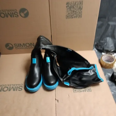 KOI X HATSUNE MIKU BOOTS – STYLE SWA-111 – BLACK/BLUE, UK 5 (US 7)