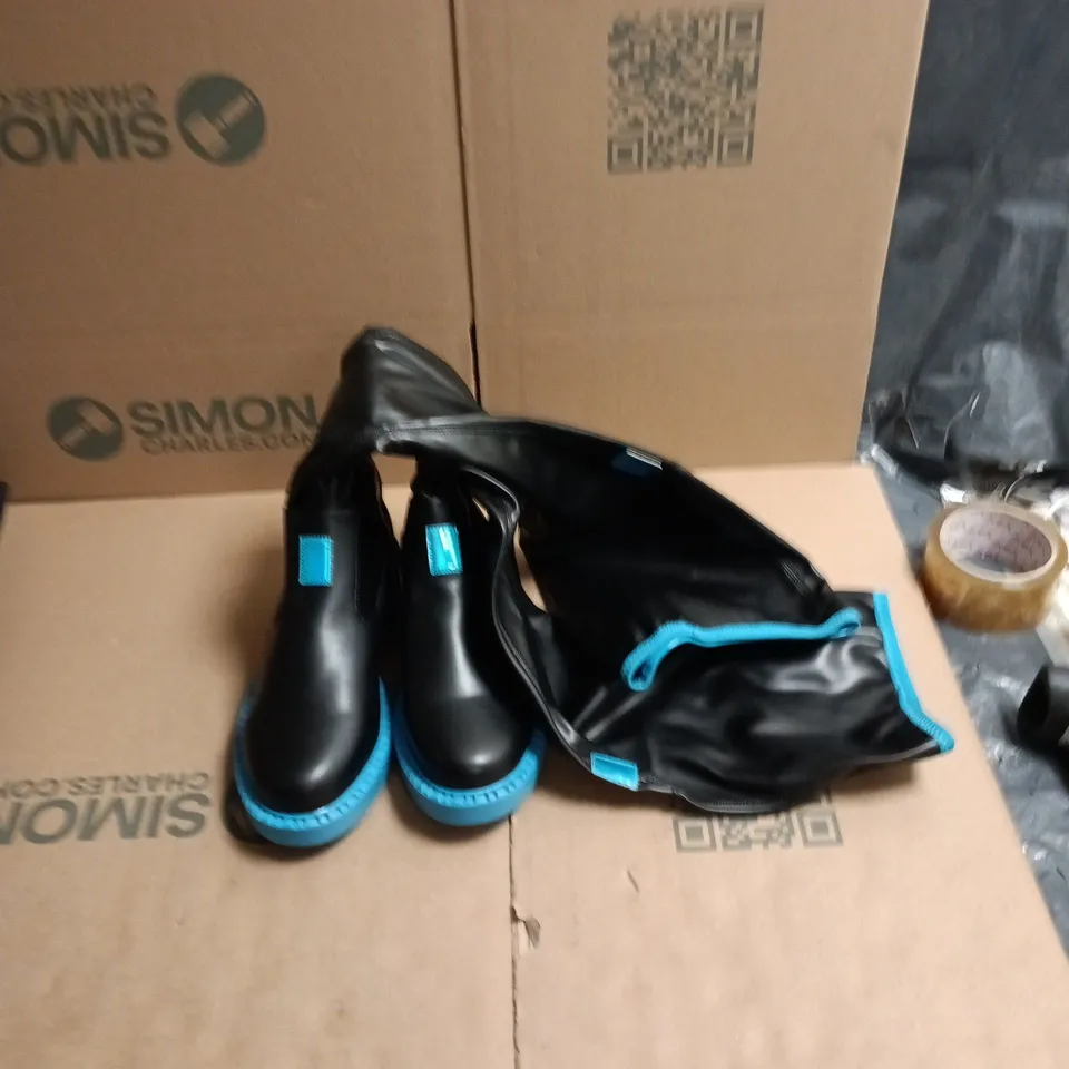 KOI X HATSUNE MIKU BOOTS – STYLE SWA-111 – BLACK/BLUE, UK 5 (US 7)