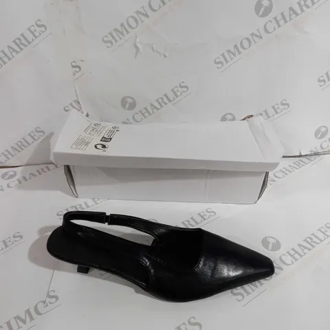 BOXED PAIR OF LOW BLACK HEELS SIZE 39