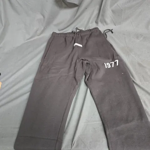 FEAR OF GOD ESSENTIALS SWEATPANTS – CHARCOAL, SIZE M