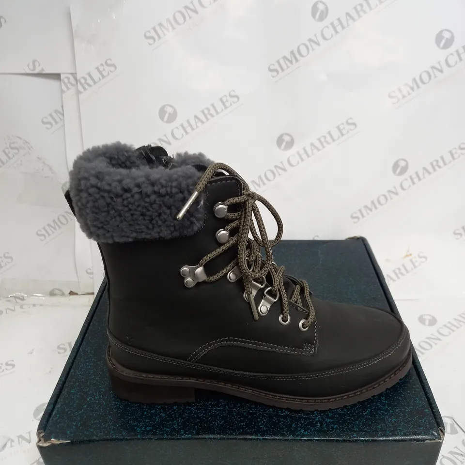 EMU AUSTRAILIA DARK GREY OKAB WATERPROOF BOOTS - SIZE 6