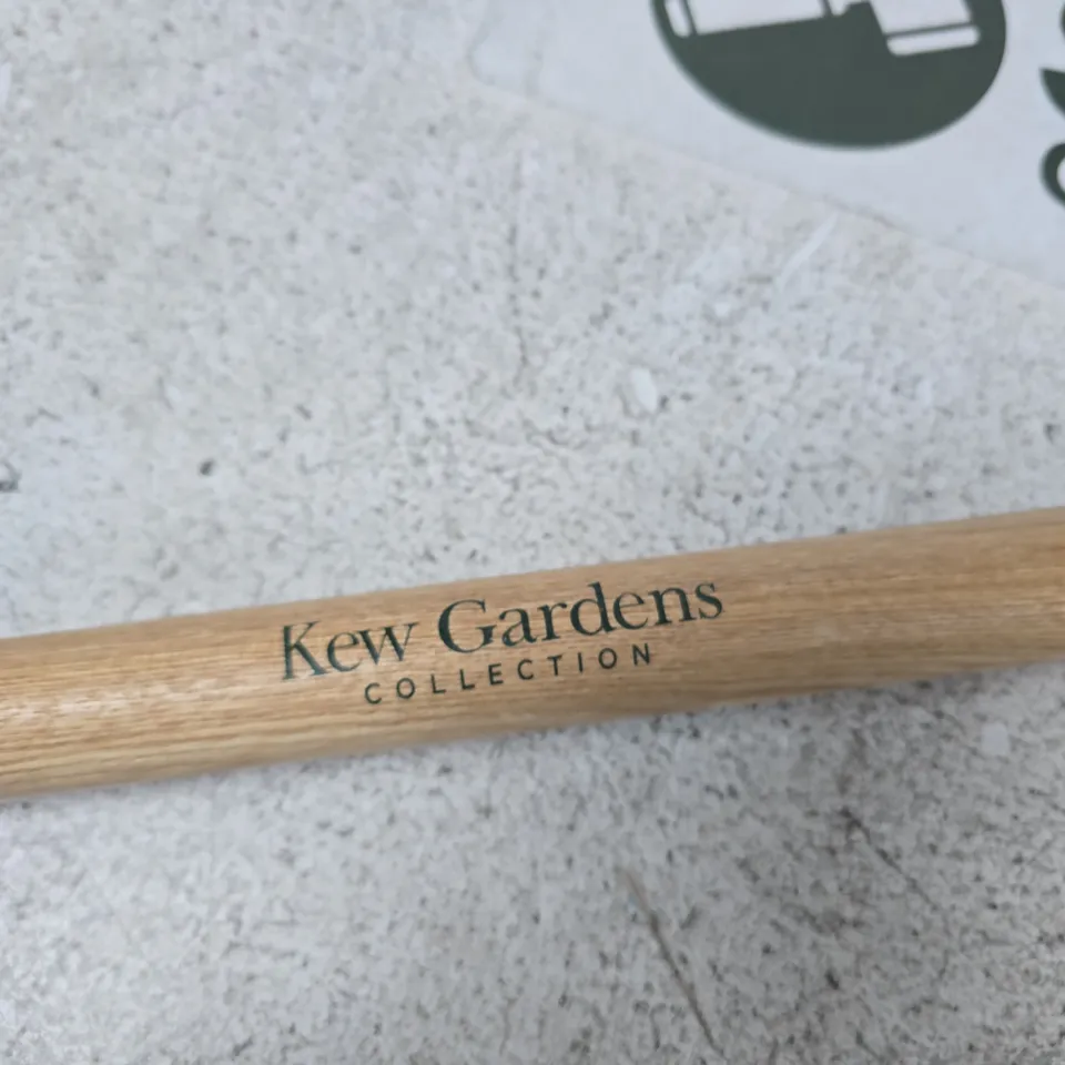 KEW GARDENS COLLECTION GARDEN HAND FORK – 3 TINES, WOODEN HANDLE