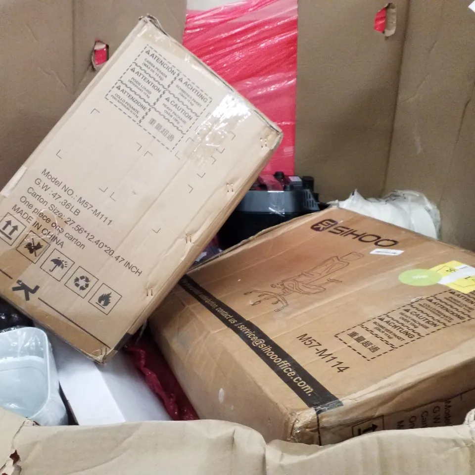 PALLET CONTAINING ASSORTED PRODUCTS INCLUDING OFFICE CHAIR, BED TRAY TABLE, DOG DOOR, WREATH & BAMBOO BREAKFAST TRAY