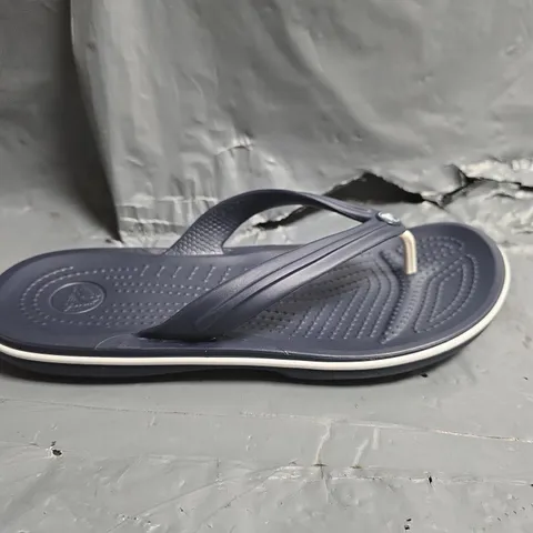 CROCS CROCBAND FLIP IN NAVY - UK M4/W5