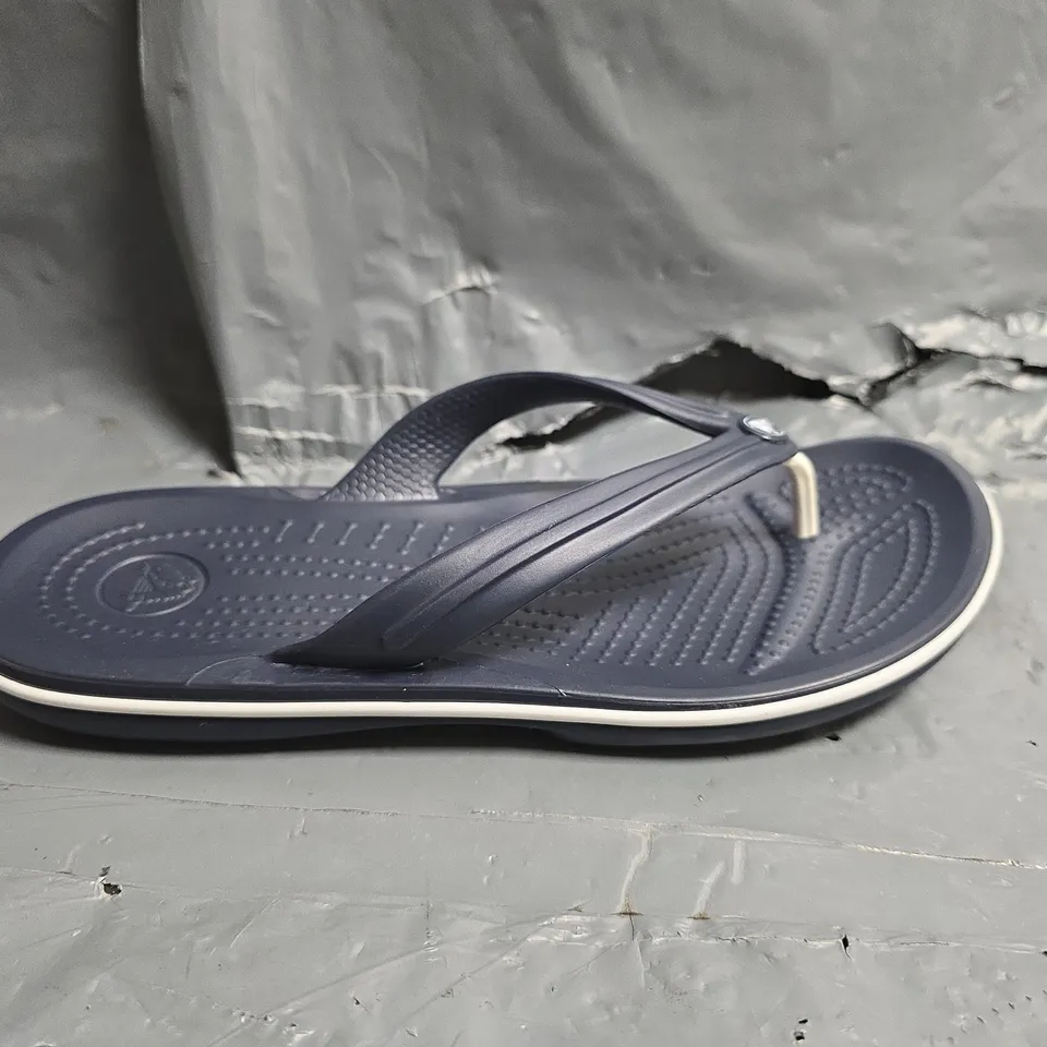 CROCS CROCBAND FLIP IN NAVY - UK M4/W5