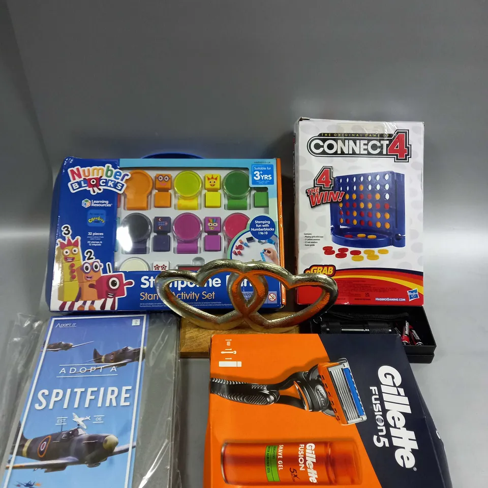 APPROXIMATELY 15 ASSORTED HOUSEHOLD PRODUCTS TO INCLUDE MINI TORCH, CONNECT 4 ON THE GO GAME, PERSONALISED HEART ORNAMENT ETC