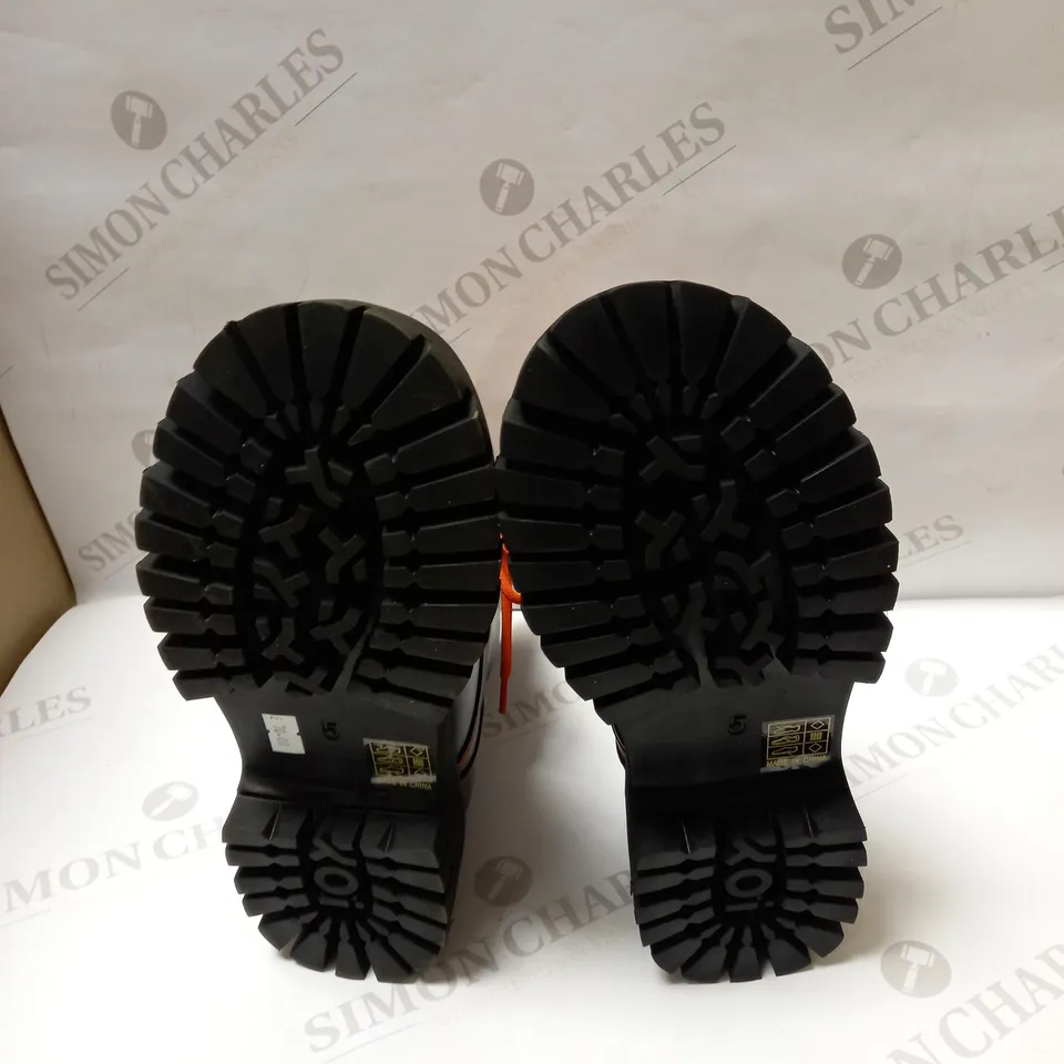 DESIGNER KOI BOZO ORANGE AND BLACK FORK TOE BOOTS SIZE 5