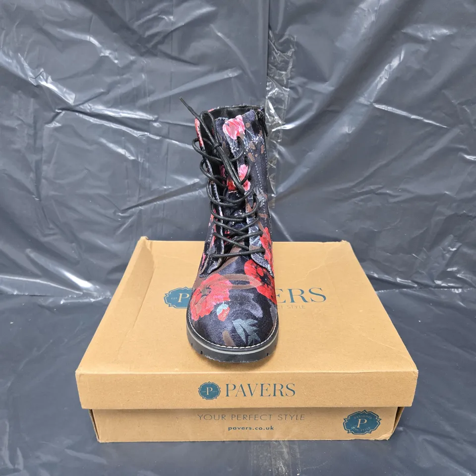 BOXED PAIR OF PAVERS FLORAL BOOTS IN NAVY MULTI - SIZE 7
