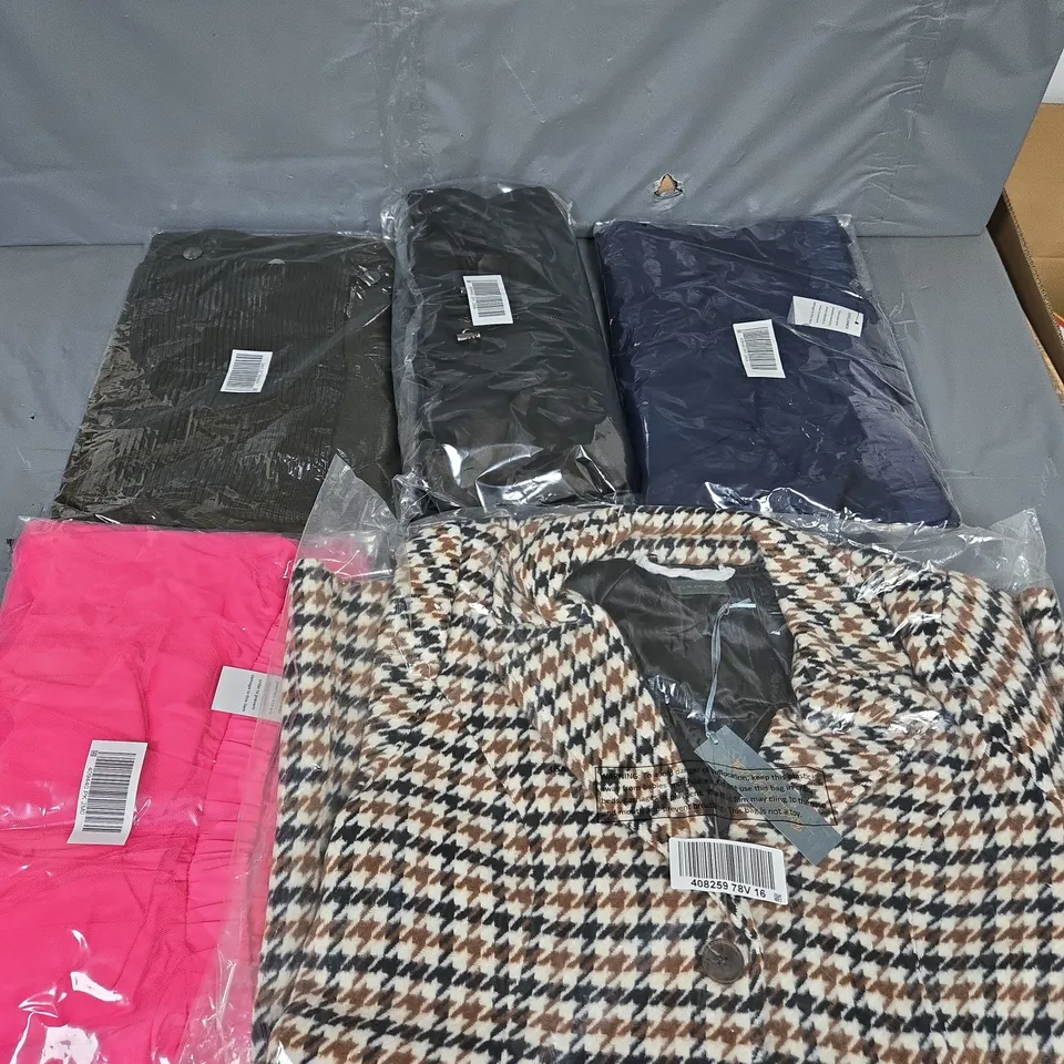 APPROXIMATELY 20 ASSORTED CLOTHING ITEMS INCLUDE HOODIE, CARDIGAN, SKIRT, ETC - COLLECTION ONLY