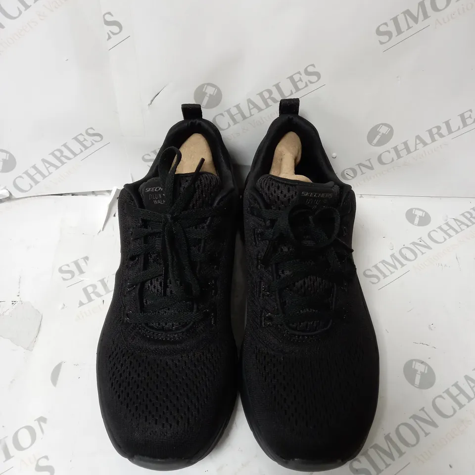 SKECHERS RELAXED FIT D'LUX WALKER - SIZE 6.5