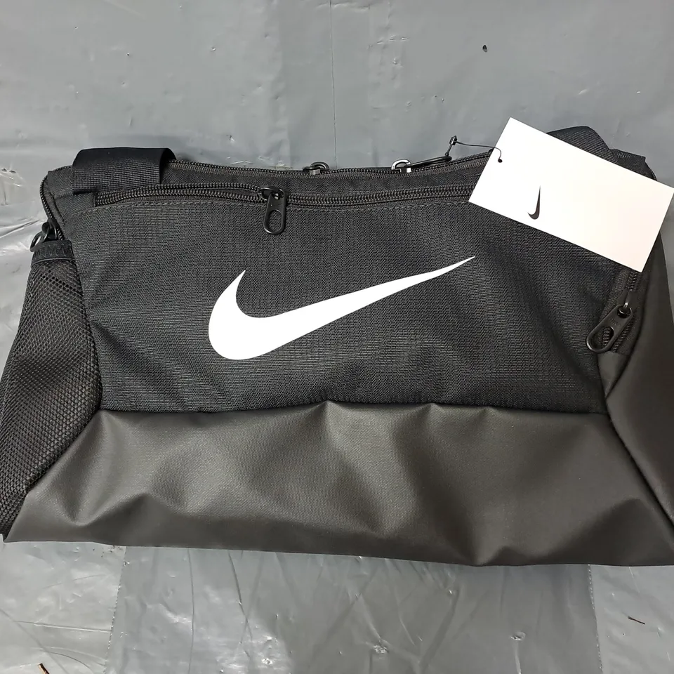 NIKE SMALL SPORTS BAG - BLACK/WHITE - 25L