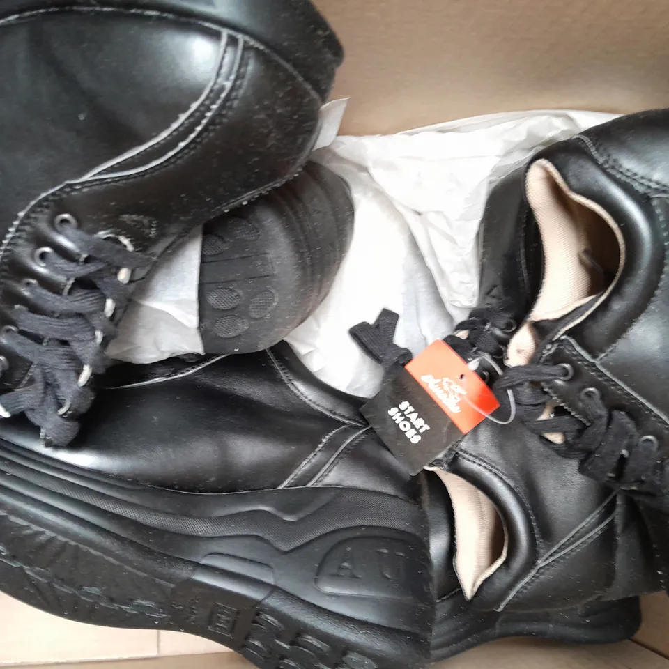BOX OF APPROXIMATELY 5 ASSORTED PAIRS OF SHOES AND FOOTWEAR ITEMS IN VARIOUS STYLES AND SIZES TO INCLUDE AUROCHS, WILADY, ETC