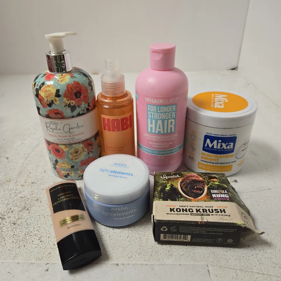 APPROXIMATELY 15 ASSORTED HEALTH & BEAUTY PRODUCTS TO INCLUDE DR SQUATCH SOAP, VANILLA BODY MIST, DEFINING WHIP ETC