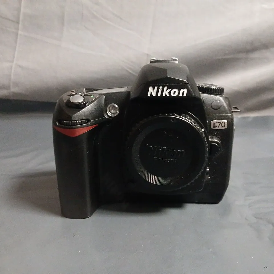 NIKON D70 DIGITAL SLR CAMERA 