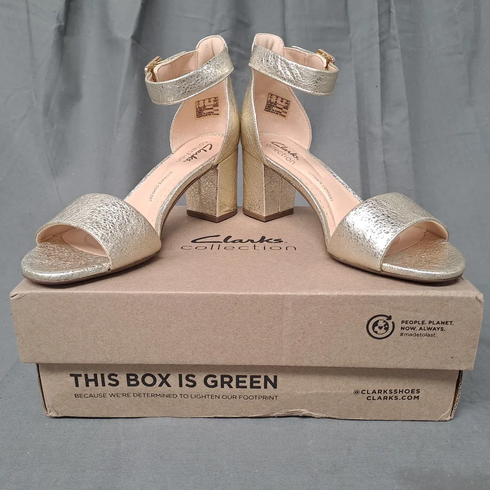 BOXED PAIR OF CLARKS DEVA MAE OPEN TOE BLOCK HEEL SANDALS IN METALLIC CHAMPAGNE UK SIZE 3.5