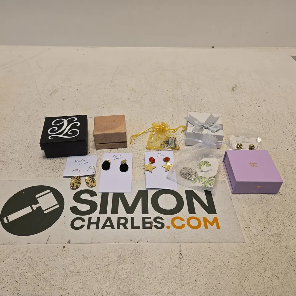 TOTE OF APPROXIMATELY 40 ASSORTED ITEMS TO INCLUDE STUDIO LONDON, TJC, COX AND POWER ETC