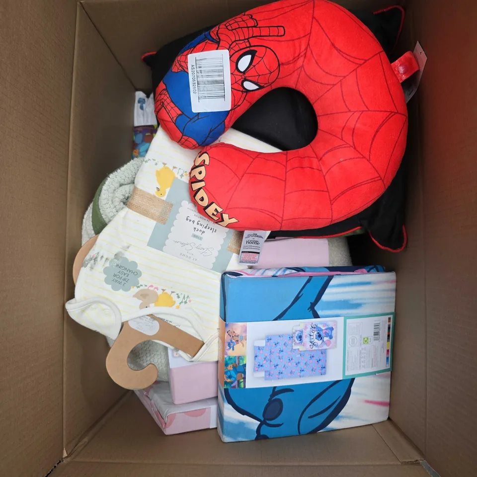 APPROXIMATELY 15 ASSORTED HOUSEHOLD PRODUCTS TO INCLUDE CUSHIONS, NECK PILLOW, FITTED SHEETS ETC  