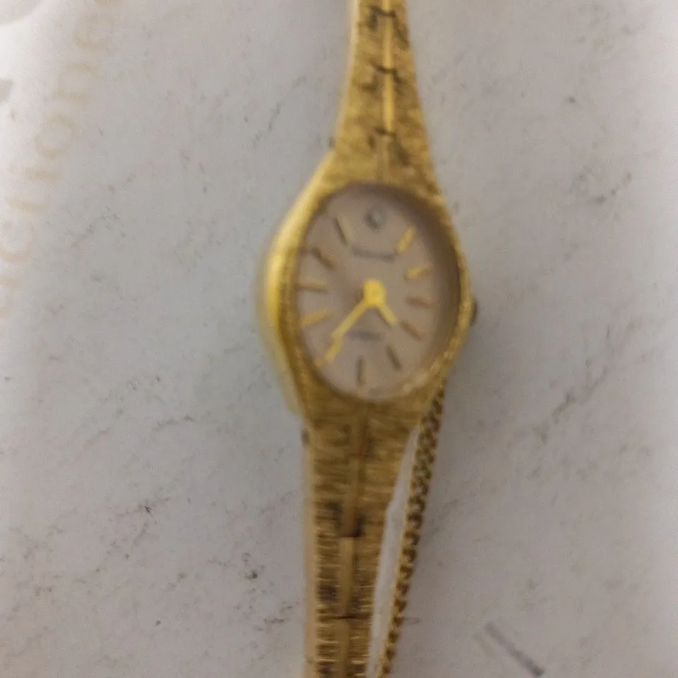 ACCURIST WRIST WATCH