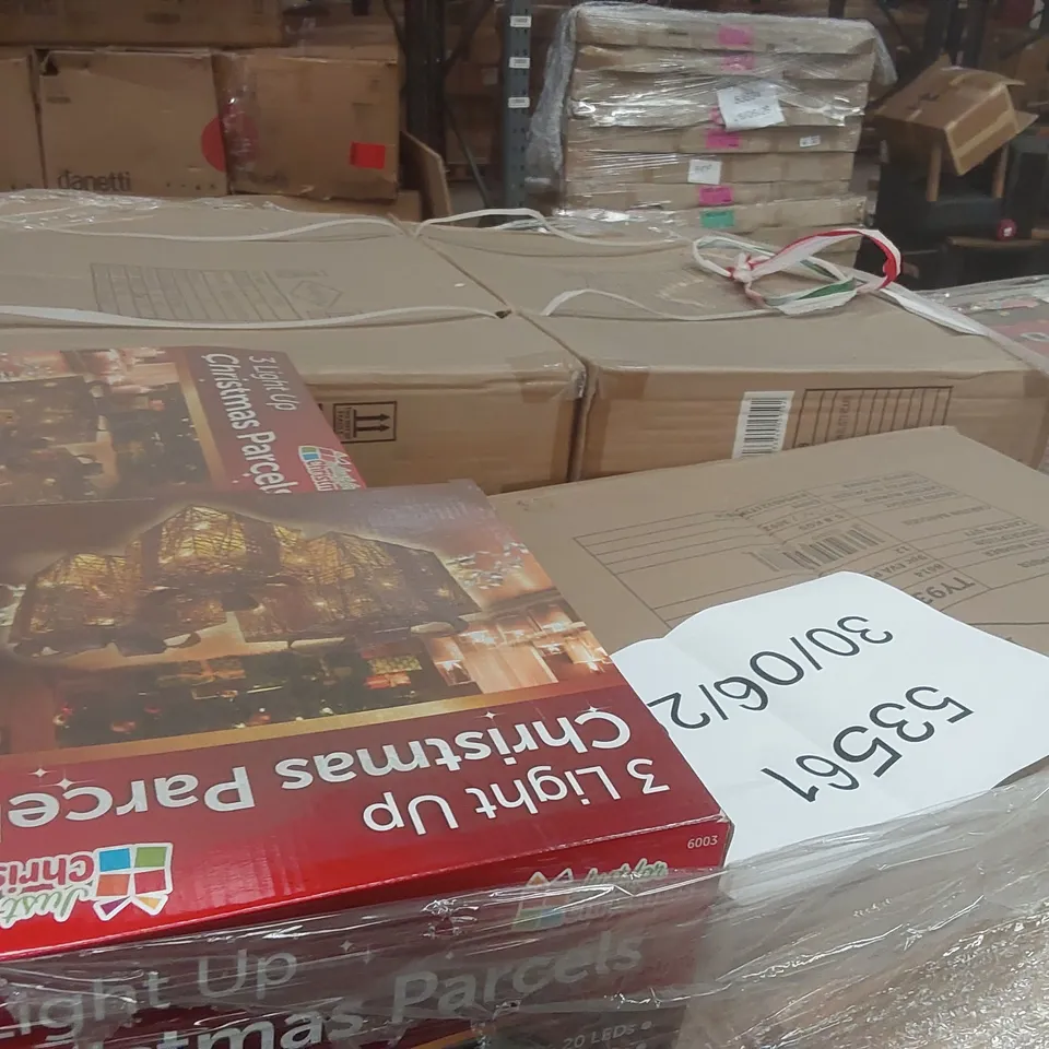 PALLET CONTAINING A VERY LARGE QUANTITY OF ASSORTED ITEMS INCLUDING: CHRISTMAS LIGHT UP PARCELS, BUBBLE KIDZ BUBBLE TUBS ECT