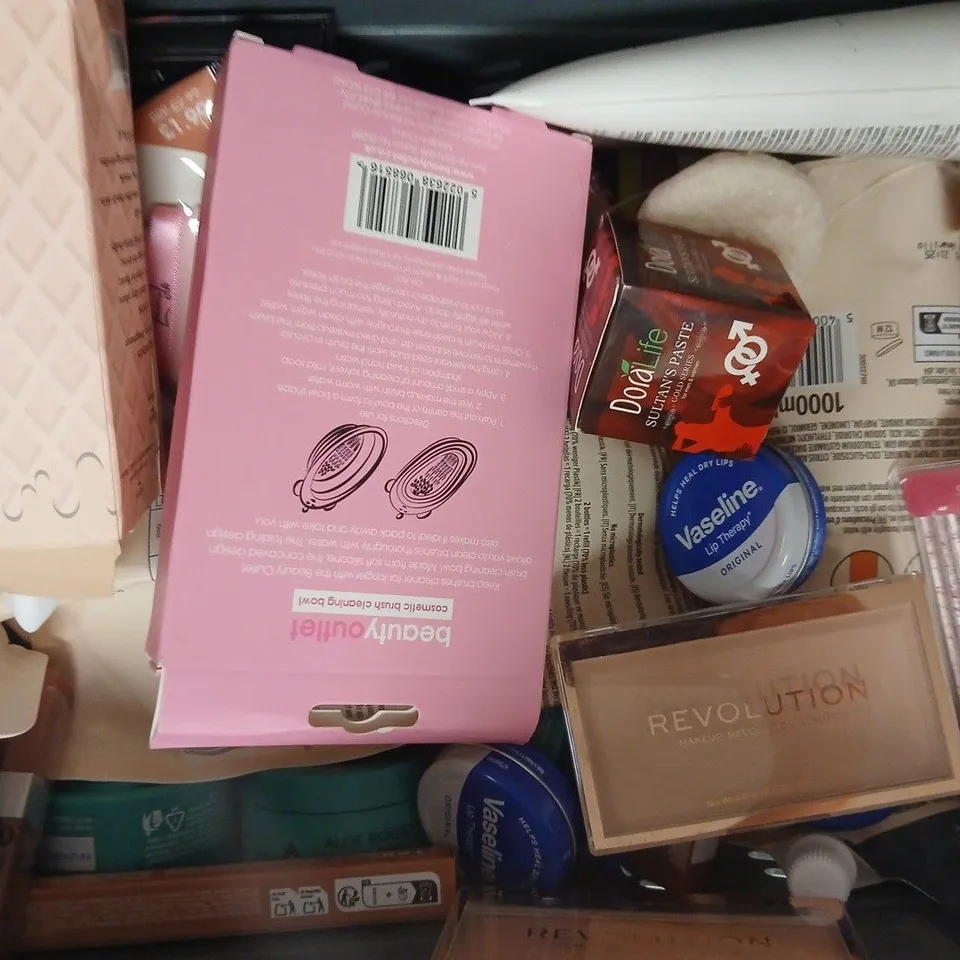 APPROXIMATELY 20 ASSORTED COSMETIC ITEMS INCLUDING VARIOUS MAKES AND BRANDS - COLLECTION ONLY