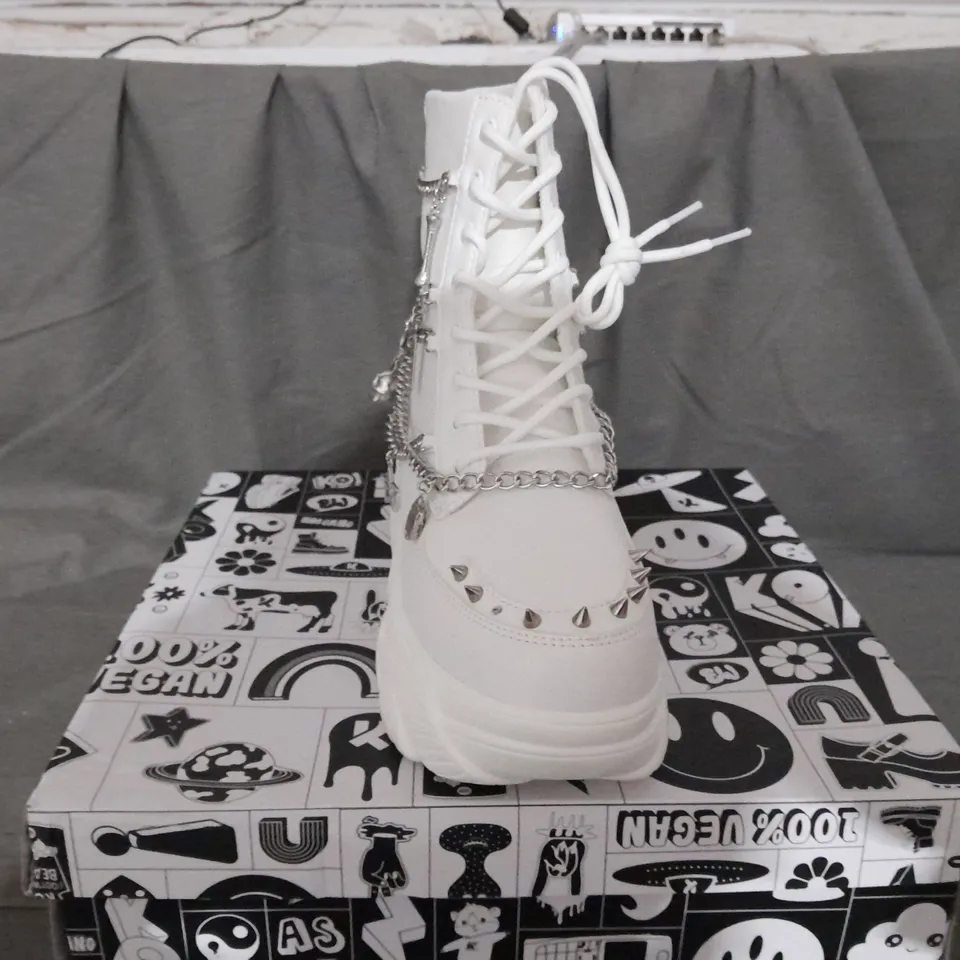 BOXED PAIR OF KOI BOOTS IN WHITE SIZE 5