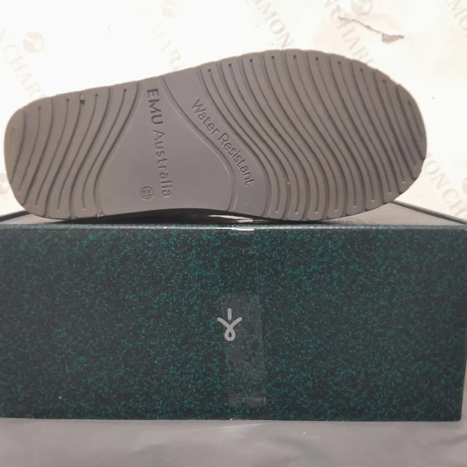 BOXED PAIR OF EMU AUSTRALIA BOOTS IN CHARCOAL SIZE 6
