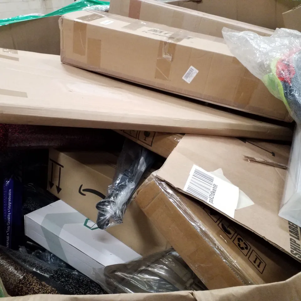 PALLET OF ASSORTED PRODUCTS INCLUDING BED RAIL GUARD, RETRACTABLE SAFETY GATE, FLOOR MAT, WALL ART