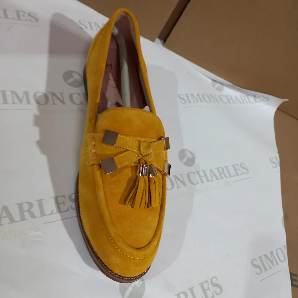 MODA YELLOE SLIP ON SHOES  SIZE 6