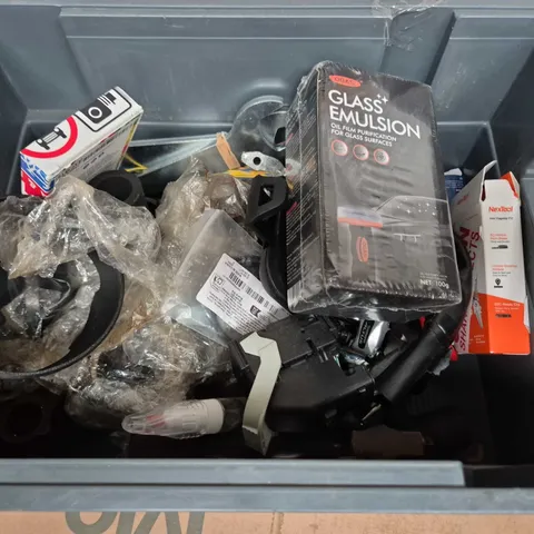 APPROXIMATELY 10 ASSORTED VEHICLE PARTS TO INCLUDE THEORY TEST FLASH CARD REVISION SET , TOOLS AND TOUCH UP PAINT