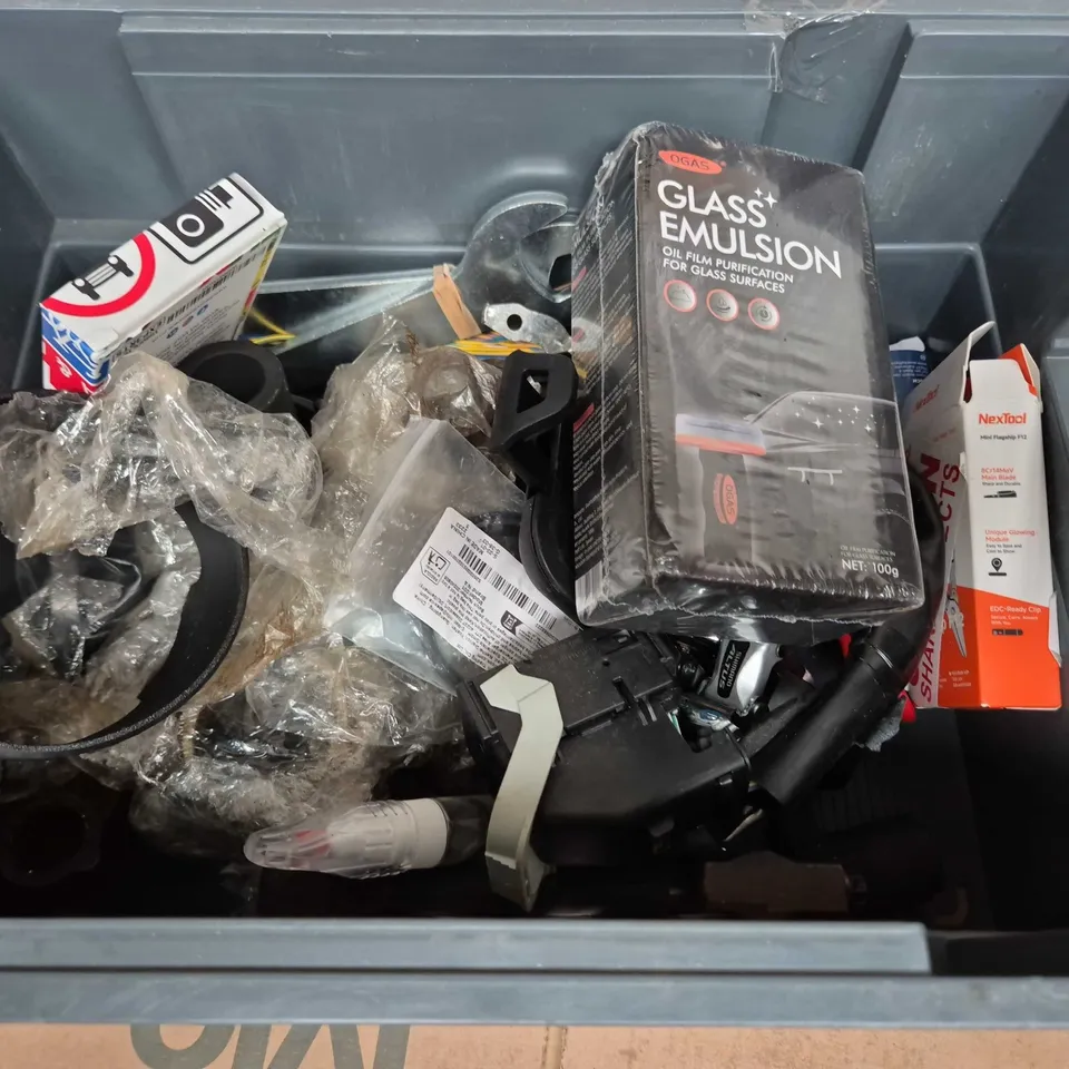 APPROXIMATELY 10 ASSORTED VEHICLE PARTS TO INCLUDE THEORY TEST FLASH CARD REVISION SET , TOOLS AND TOUCH UP PAINT
